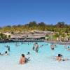 Piscina movimentada do Hot Park, na Pousada do Rio Quente, perto de Caldas Novas em Goiás