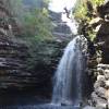 Saltando de cerca de 9 metros de altura na Cachoeira do Sossego, em Lençóis, na Chapada Diamantina - BA