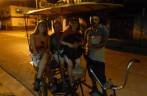 A Ana, Rafa e Laura voltam para casa de bicitáxi, pelas ruas de Camaguey, em Cuba