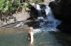 A Ana também enfrentou a água fria da Cachoeira do Fundo no Vale do Matutu - MG