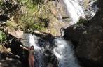 A Ana também enfrentou a água fria da Cachoeira do Fundo no Vale do Matutu - MG