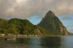A baÃa de Soufriere, aos pés da Petit Piton, no sul de Santa Lúcia, no Caribe A baÃa de Soufriere, aos pés da Petit Piton, no sul de Santa Lúcia, no Caribe