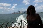 A bordo do ferry para Staten Island, deixando Manhattan para trás (Nova Iorque, nos Estados Unidos) A bordo do ferry para Staten Island, deixando Manhattan para trás (Nova Iorque, nos Estados Unidos)