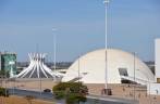 A Catedral e o Museu Nacional, em Brasília - DF A Catedral e o Museu Nacional, em Brasília - DF
