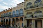 A charmosa Plaza Vieja, no centro de Havana, capital de Cuba