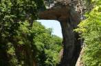 A enorme ponte natural no Natural Bridge Park, na Virginia, nos Estados Unidos