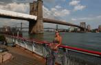 A famosa Brooklyn Bridge, no sul de Manhattan, em Nova Iorque, nos Estados Unidos A famosa Brooklyn Bridge, no sul de Manhattan, em Nova Iorque, nos Estados Unidos