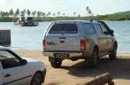 A Fiona aguarda a balsa chegar, em Porto de Pedras - AL