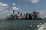 A skyline de Manhattan, vista do ferry para Staten Island, em Nova Iorque, nos Estados Unidos A skyline de Manhattan, vista do ferry para Staten Island, em Nova Iorque, nos Estados Unidos
