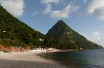 A Sugar Beach, com areias brancas importadas de Granada, no resort Jalousy, entre as duas Pitons, em Soufriere, no sul de Santa Lúcia A Sugar Beach, com areias brancas importadas de Granada, no resort Jalousy, entre as duas Pitons, em Soufriere, no sul de Santa Lúcia