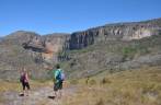 Admirando a Cachoeira do Tabuleiro, no Parque Estadual da Serra do Intendente, em Tabuleiro - MG