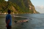 Admirando a magnÃfica Petit Piton, em Soufriere, no sul de Santa Lúcia, no Caribe Admirando a magnÃfica Petit Piton, em Soufriere, no sul de Santa Lúcia, no Caribe