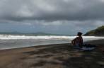 Admirando o mar da praia de Grande Anse, na região de Tròis Rivières, sul de Basse Terre, em Guadalupe
