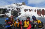 Alegria do grupo para mais um caiaque, dessa vez em Deception Island, na Antártida