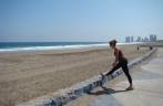 Alongamento antes do exercício na praia em Iquique, no norte do Chile