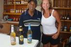Ana com o Fred, dono do boteco que frequentamos em Nassau