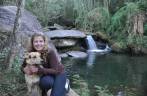Ana com o Simbad na Cachoeira das Fadas no Vale do Matutu - MG