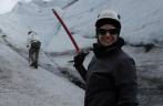 Animada no início da caminhada sobre a geleira Vatnajokull, no parque de Skaftafell, no sul da Islândia