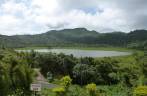 Antiga cratera vulcânica, hoje um lago no centro do parque Grand Etang, em Granada, no Caribe Antiga cratera vulcânica, hoje um lago no centro do parque Grand Etang, em Granada, no Caribe