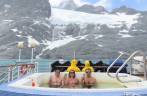 Aproveitando a piscina de água quente no convés do Sea Spirit enquanto navegamos nos ares gelados do Drygalski Fjord, na Geórgia do Sul Aproveitando a piscina de água quente no convés do Sea Spirit enquanto navegamos nos ares gelados do Drygalski Fjord, na Geórgia do Sul