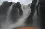 Aproximando-se de barco de uma das cataratas no parque nacional em Foz do Iguaçu - PR Aproximando-se de barco de uma das cataratas no parque nacional em Foz do Iguaçu - PR