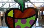 Arte de Romero Brito no aeroporto JFK, em Nova Iorque, nos Estados Unidos Arte de Romero Brito no aeroporto JFK, em Nova Iorque, nos Estados Unidos