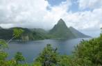 As famosas montanhas Piton, em Soufriere, no sul de Santa Lúcia, no Caribe As famosas montanhas Piton, em Soufriere, no sul de Santa Lúcia, no Caribe