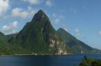 As famosas montanhas Piton, em Soufriere, no sul de Santa Lúcia, no Caribe As famosas montanhas Piton, em Soufriere, no sul de Santa Lúcia, no Caribe