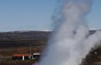Assistindo à erupção do geiser Strokkur na área de Geysir, parte do Golden Circle, na Islândia