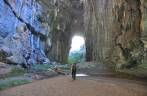 Atravessando a Caverna Janelão, no Parque Nacional Cavernas do Peruaçu, próximo à Januária - MG