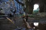 Atravessando a Caverna Janelão, no Parque Nacional Cavernas do Peruaçu, próximo à Januária - MG