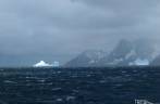 Avistando os primeiros grandes icebergs da viagem, pouco antes de entrar no Drygalski Fjord, na Geórgia do Sul Avistando os primeiros grandes icebergs da viagem, pouco antes de entrar no Drygalski Fjord, na Geórgia do Sul