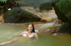 Banho relaxante em riacho com águas quentes no Trois Pitons National Park, em Dominica, no Caribe Banho relaxante em riacho com águas quentes no Trois Pitons National Park, em Dominica, no Caribe