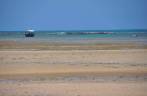 Barcos visitam as pscinas de maré baixa na praia de Moreré, na Ilha de Boipeba - BA