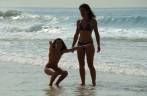 Bebel e Íris entrando no mar do Leblon, Rio de Janeiro - RJ