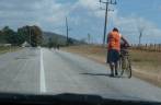 Bicicletas e carroças, muito comuns nas estradas de Cuba (a caminho de Trinidad)
