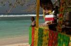 Boteco colorido na praia de Winnifred, em Port Antonio, no nordeste da Jamaica Boteco colorido na praia de Winnifred, em Port Antonio, no nordeste da Jamaica