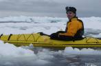 Caiaque em meio ao mar semi-congelado de Kinnes Cove, na Antártida