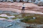 Caminhando ao lado do gelado e cristalino rio do Slide Rock State Park, perto de Sedona, no Arizona - EUA
