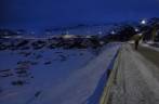 Caminhando de volta para o hotel, na madrugada de Ilulissat, na Groelândia Caminhando de volta para o hotel, na madrugada de Ilulissat, na Groelândia