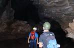 Caminhando dentro da caverna Água Suja, no PETAR