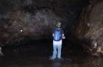 Caminhando dentro da caverna Água Suja, no PETAR