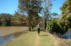 Caminhando entre açudes na fazenda em Ribeirão Preto - SP