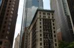 caminhando na famosa Wall Street, ano sul de Manhattan, em Nova Iorque, nos Estados Unidos caminhando na famosa Wall Street, ano sul de Manhattan, em Nova Iorque, nos Estados Unidos