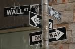 caminhando na famosa Wall Street, ano sul de Manhattan, em Nova Iorque, nos Estados Unidos caminhando na famosa Wall Street, ano sul de Manhattan, em Nova Iorque, nos Estados Unidos