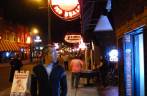 Caminhando na noite agitada da Beale Street, em Memphis, no Tennessee - EUA Caminhando na noite agitada da Beale Street, em Memphis, no Tennessee - EUA