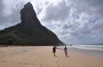 Caminhando na Praia da Conceição rumo à Praia da Cacimba, em Fernando de Noronha - PE Caminhando na Praia da Conceição rumo à Praia da Cacimba, em Fernando de Noronha - PE