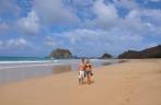 Caminhando na Praia da Conceição rumo à Praia da Cacimba, em Fernando de Noronha - PE Caminhando na Praia da Conceição rumo à Praia da Cacimba, em Fernando de Noronha - PE