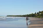 Caminhando na praia de Bainema, próximo à Moreré, na Ilha de Boipeba - BA