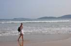 Caminhando na praia de Geribá, em Búzios - RJ Caminhando na praia de Geribá, em Búzios - RJ
